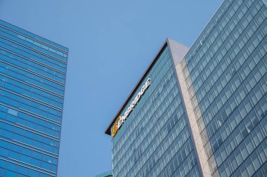 Edmonton, Alberta - 30 Temmuz 2021: Edmonton 'un şehir merkezindeki ofis binalarına bakıyorum.