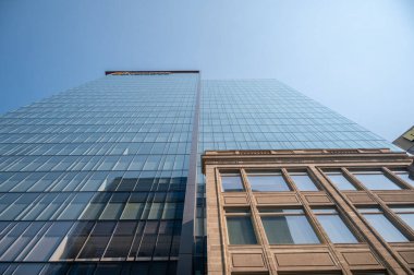 Edmonton, Alberta - 30 Temmuz 2021: Edmonton 'un şehir merkezindeki ofis binalarına bakıyorum.