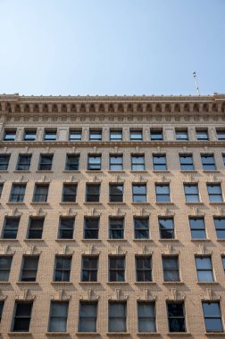 Edmonton 'ın şehir merkezindeki tarihi ofis binalarına bakıyorum..