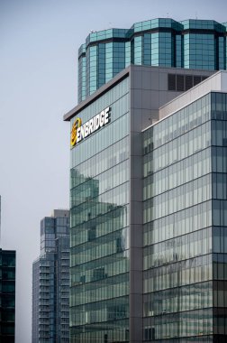 Edmonton, Alberta - 30 Temmuz 2021: Edmonton 'un şehir merkezindeki ofis binalarına bakıyorum.