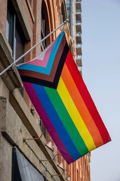 進歩プライドフラッグが建物にかかっている 誇りフラグとトランスジェンダーの誇りフラグの色 — ストック写真