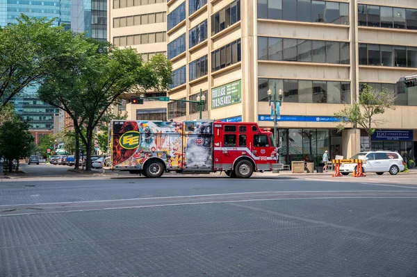 Edmonton Alberta Juli 2021 Een Brandweerwagen Die Door Binnenstad Van — Stockfoto