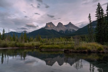 Canmore yakınlarındaki Kananaskis Bölgesi 'nde Üç Kız Kardeş Dağı manzarası.