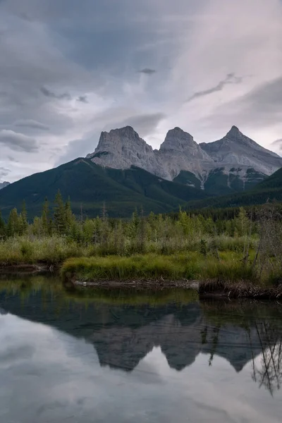 Canmore Yakınlarındaki Kananaskis Bölgesi Nde Kız Kardeş Dağı Manzarası — Stok fotoğraf