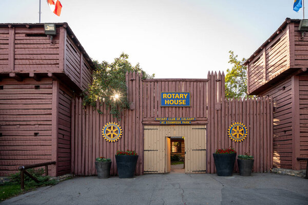 Калгари, Альберта - 3 сентября 2021 года: Внешний фасад и детали Ротари-Хауса в парке Калгари Стэмпид.