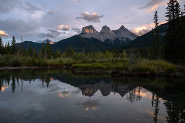 Canmore yakınlarındaki Kananaskis Bölgesi 'nde Üç Kız Kardeş Dağı manzarası.