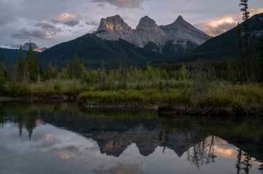 Canmore yakınlarındaki Kananaskis Bölgesi 'nde Üç Kız Kardeş Dağı manzarası.