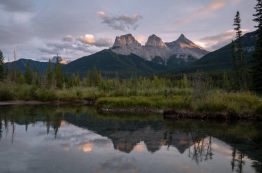 Canmore yakınlarındaki Kananaskis Bölgesi 'nde Üç Kız Kardeş Dağı manzarası.