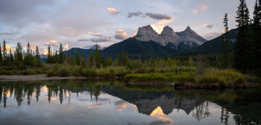 Canmore yakınlarındaki Kananaskis Bölgesi 'nde Üç Kız Kardeş Dağı manzarası.