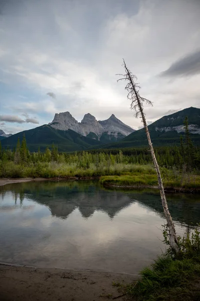 Canmore Yakınlarındaki Kananaskis Bölgesi Nde Kız Kardeş Dağı Manzarası — Stok fotoğraf