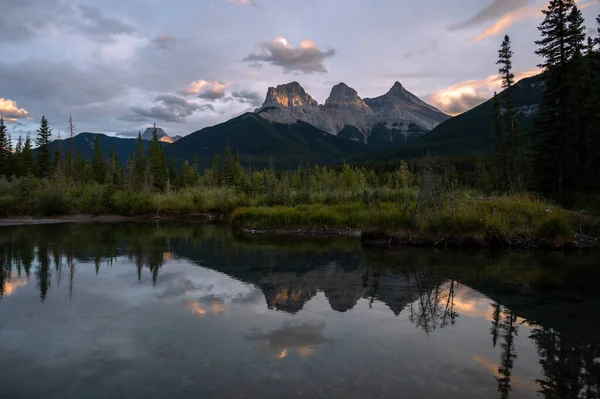 Vista Montaña Three Sisters Kananaskis Country Cerca Canmore — Foto de Stock