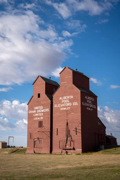 アルバータ州ローリー 2021年9月6日 ローリーのゴーストタウンの歴史的な穀物エレベーター — ストック写真