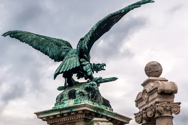 Bronze eagle statue at Buda Castle — Stock Photo, Image