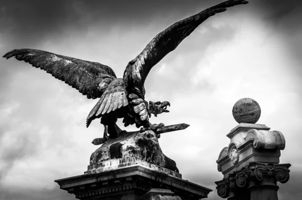 Bronze eagle statue at Buda Castle — Stock Photo, Image