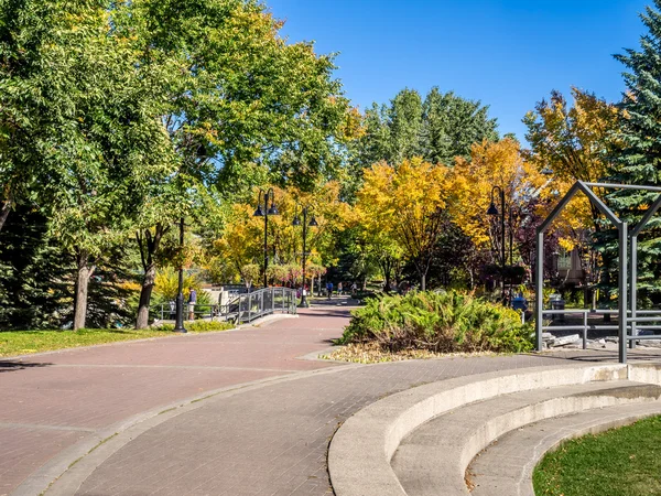 People enjoying Calgary's pathway system — Stock Photo, Image