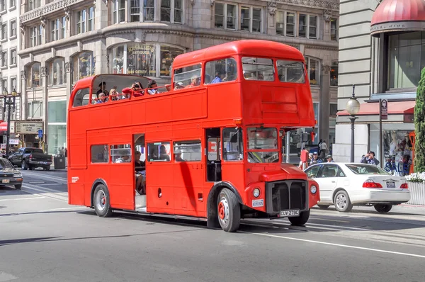 Double decker turistický autobus v San Francisco — Stock fotografie