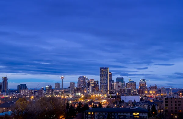 Calgary manzarası, sabahın erken saatlerinde gündoğumu çevresinde. — Stok fotoğraf