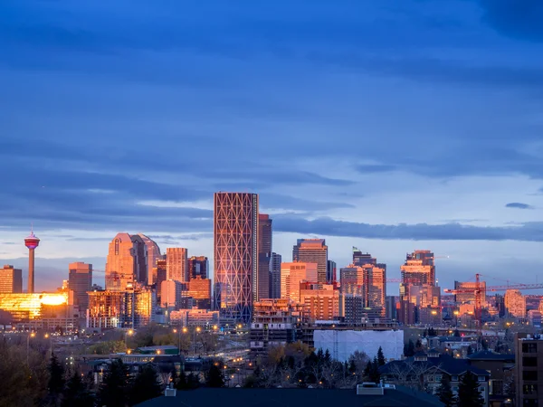 Calgary manzarası, sabahın erken saatlerinde gündoğumu çevresinde. — Stok fotoğraf