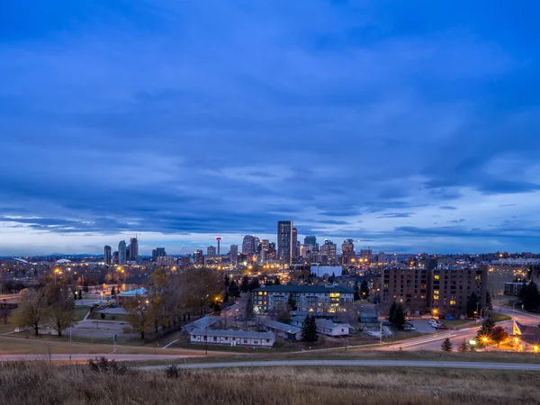 Calgary skyline a primera hora de la mañana alrededor del amanecer . — Foto de Stock
