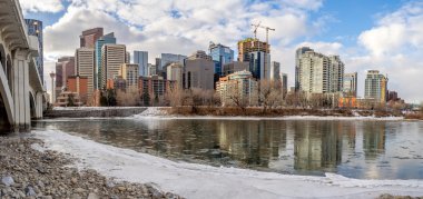 Bow Nehri ve Calgary manzarası