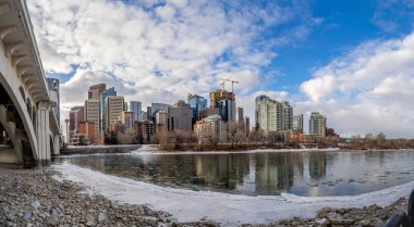 Bow Nehri ve Calgary manzarası