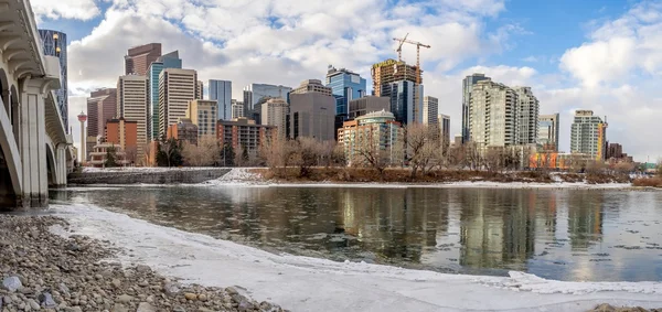 Bow Nehri ve Calgary manzarası — Stok fotoğraf