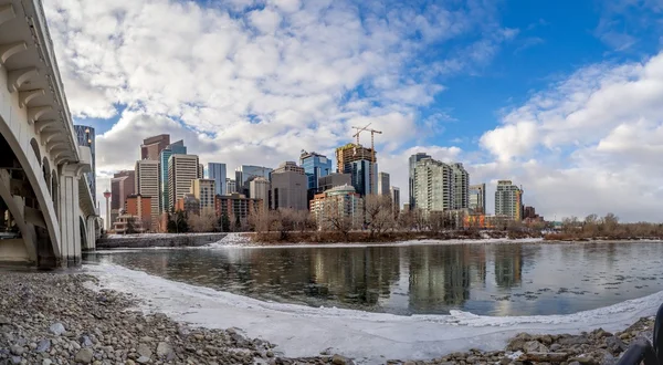 Bow Nehri ve Calgary manzarası — Stok fotoğraf