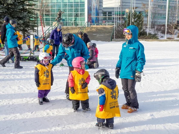 Crianças aprendendo a esquiar no Parque Olímpico do Canadá — Fotografia de Stock