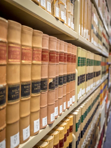 Bibliothèque de droit - Anciens livres de droit — Photo