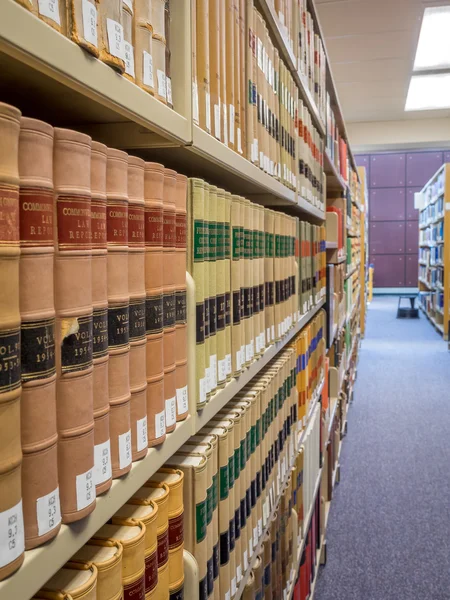 Юридична бібліотека - старі книги закону — стокове фото