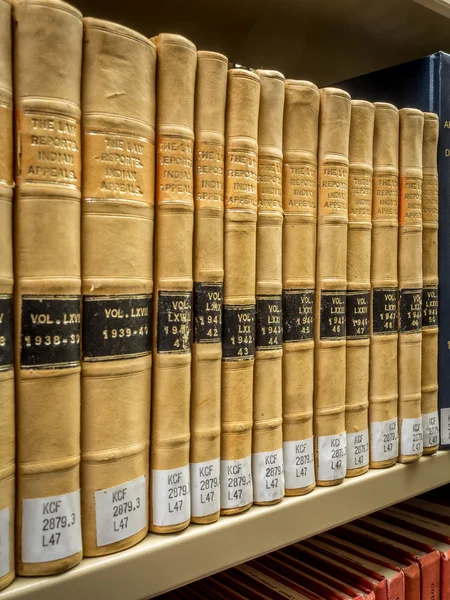 Юридична бібліотека - старі книги закону — стокове фото