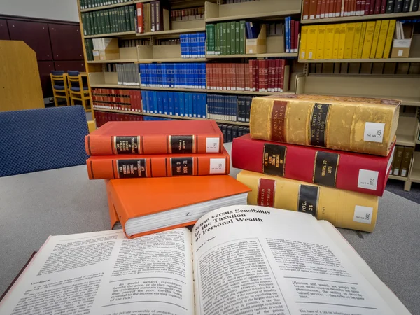 Bibliothèque de droit - Anciens livres de droit — Photo