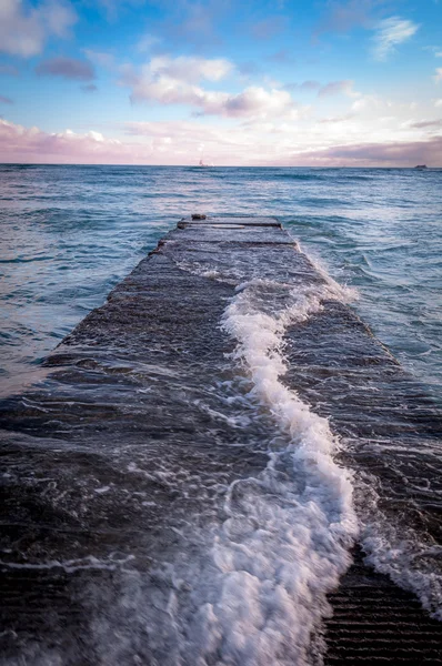 Vlnolamu na slavnou pláž Waikiki — Stock fotografie