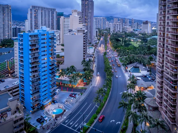 O horizonte de Waikiki ao pôr-do-sol — Fotografia de Stock