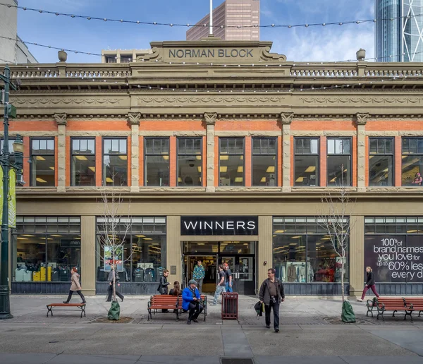 Fotgängare förbi butiker längs Stephen Ave — Stockfoto