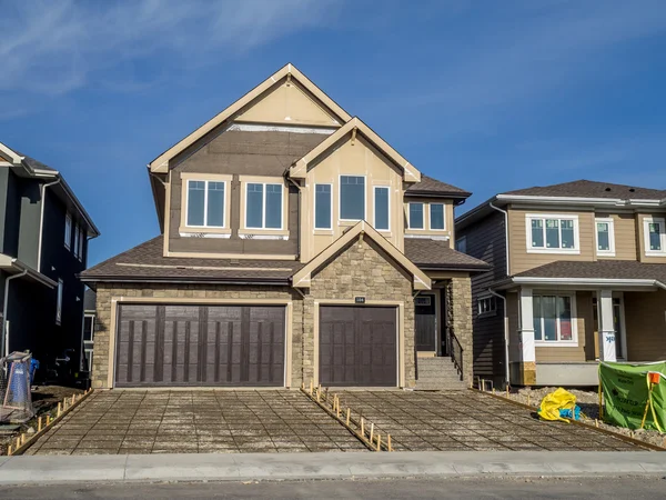 Suburban estate home under construction — Stock Photo, Image