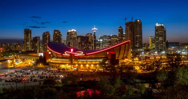 Calgary manzarası ile Saddledome alacakaranlıkta