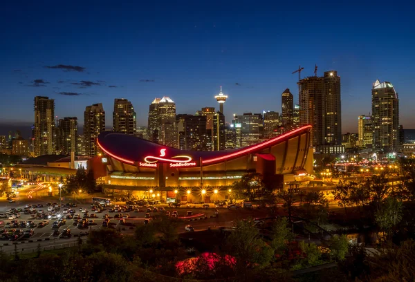 Calgary manzarası ile Saddledome alacakaranlıkta
