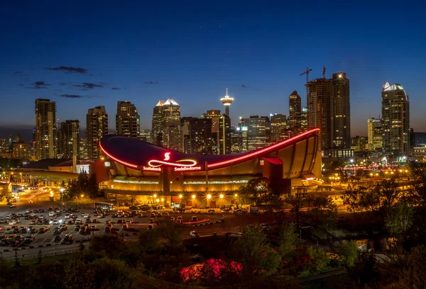 O horizonte de Calgary ao entardecer com o Saddledome — Fotografia de Stock