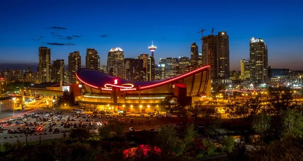 Calgary je Panorama za soumraku s Saddledome Royalty Free Stock Fotografie