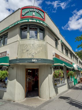 Banff Avenue dükkan ve turist