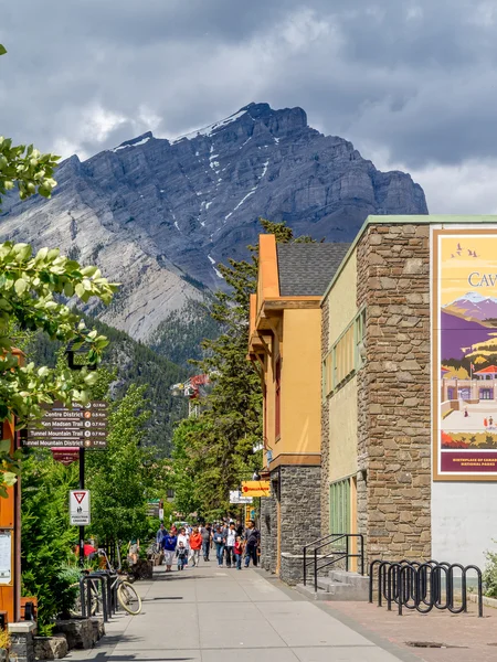 Banff Avenue lojas e turistas — Fotografia de Stock