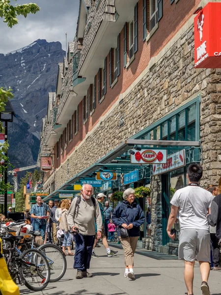 Banff Avenue lojas e turistas — Fotografia de Stock