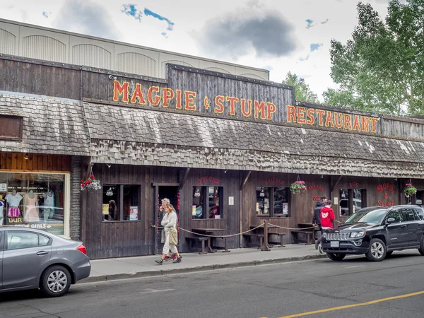 Banff Avenue negozi e turisti — Foto Stock