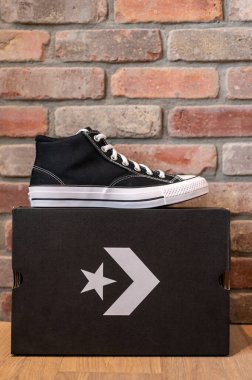 Calgary, Alberta - 26 Ekim 2025: Converse All Star ayakkabı ve tuğla kaplama arka plan.