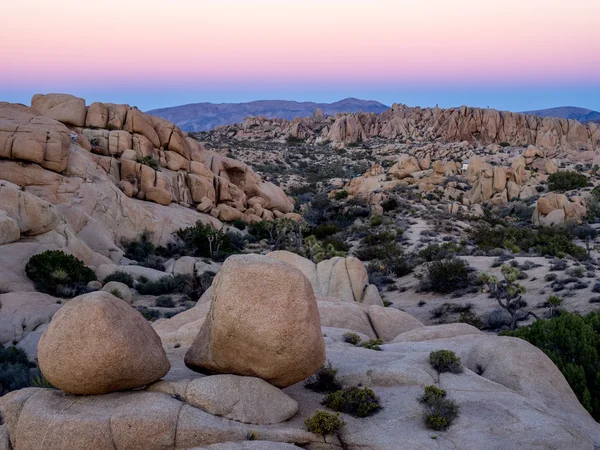 Obří skály při západu slunce v Joshua Tree National Park — Stock fotografie