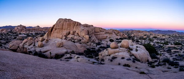 Jumbo Rocks auringonlaskun aikaan Joshua Treen kansallispuistossa — kuvapankkivalokuva