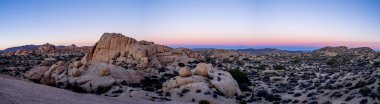 Joshua Tree National Park içinde gün batımında Jumbo kayalar