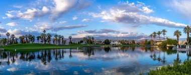 Bir golf sahası Palm Desert Kaliforniya boyunca lüks evler