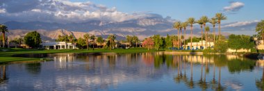 Bir golf sahası Palm Desert Kaliforniya boyunca lüks evler